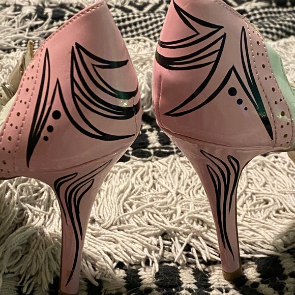 Pink and white pinstripe t-strap pinup pumps - Picture 3 of 4